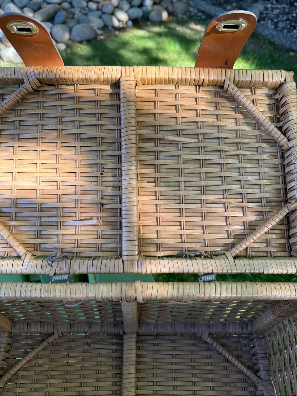 Woven Rattan Picnic Basket with Leather Straps Vintage 1970 with Red White Blue - Picture 9 of 12